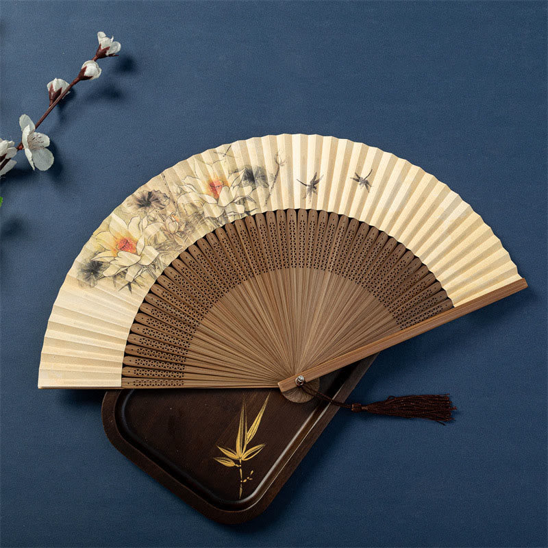 Bambus-Handfächer mit Buddha-Steinen, Lotus, Libelle, Wildgänsen und Pflaumenblüte – 22,5 cm