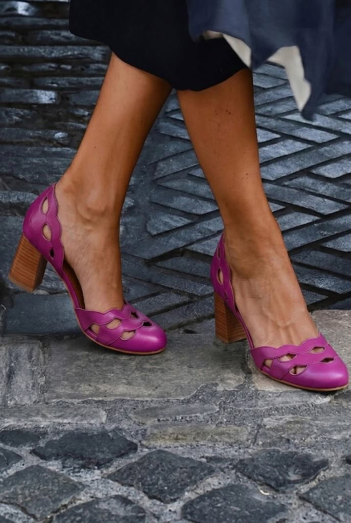 Leder-Pumps mit Blockabsatz, Cut-Outs und gewelltem Design
