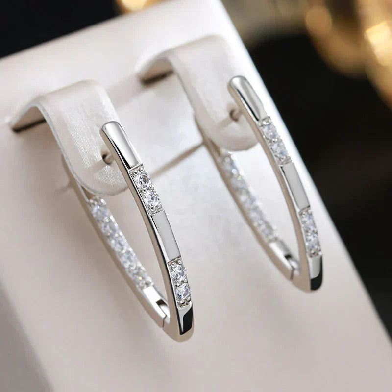 Goldene Ohrringe mit eleganten Zirkonia-Steinen