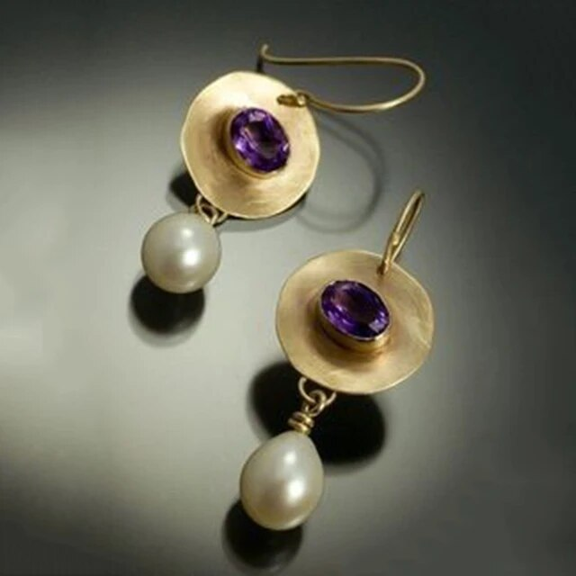 Violette Vintage-Ohrringe mit goldenen Akzenten und Perlen