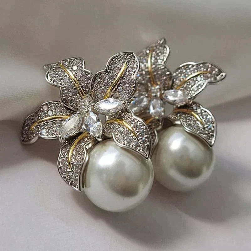 Elegante Ohrringe mit Perlenblüten