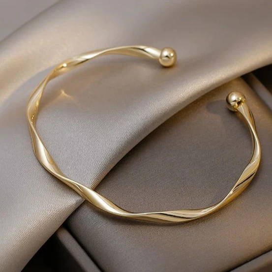 Elegantes Offenes Armband aus Gold