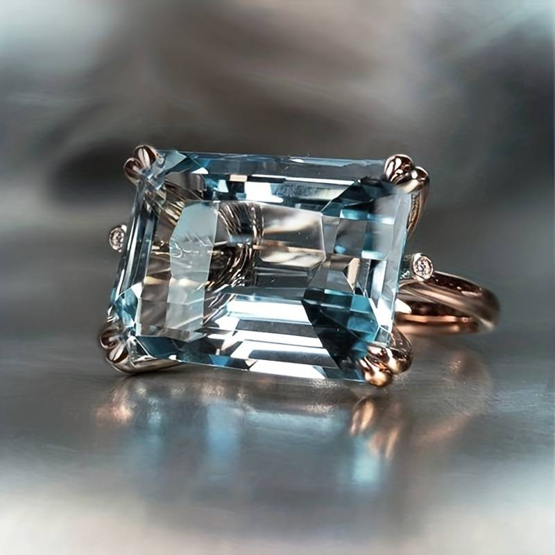 Bague ancienne en argent avec un cristal bleu incrusté