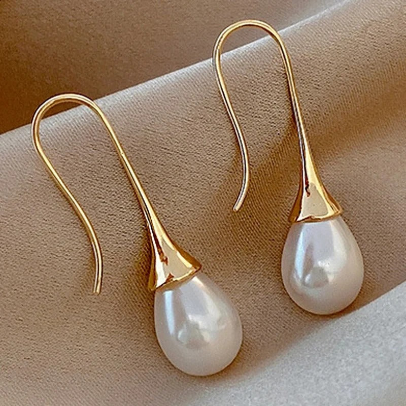Klassische Ohrringe mit Perlen aus der Helena-Kollektion