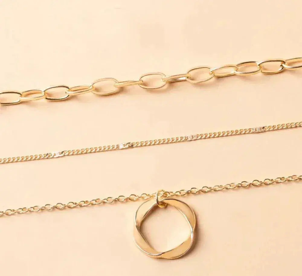 Elegante mehrschichtige goldene Halskette mit Anhänger