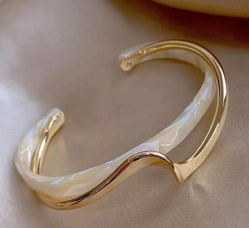 Elegantes goldenes Armband mit strahlendem weißen Opal